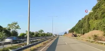 Karadeniz Sahil Yolu'nda Çöp Dağı Oluştu