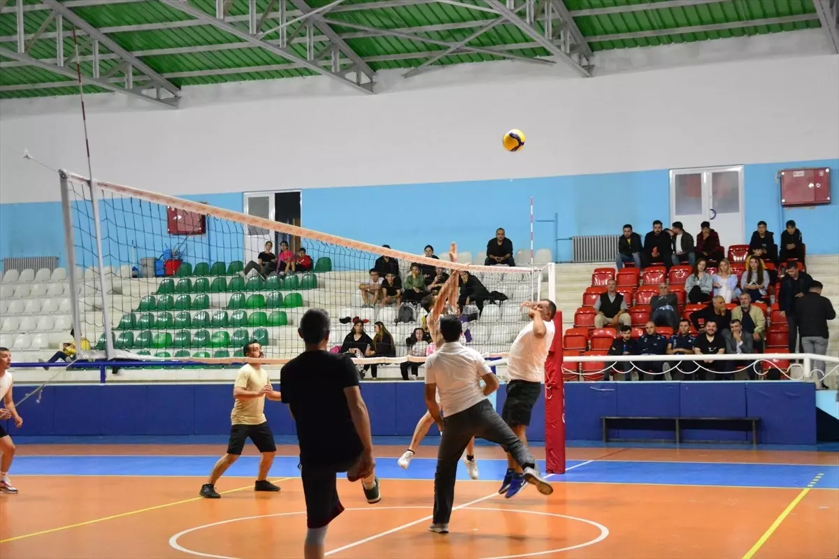 Kayseri'de 100. Yıl Cumhuriyet Kupası Voleybol Turnuvası Düzenlendi