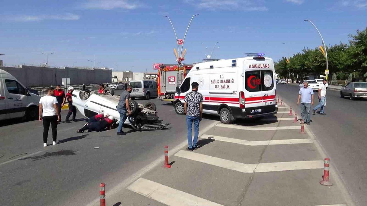 Şanlıurfa'da Yan Yana Seyir Halindeki Otomobiller Çarpıştı: 1 Yaralı