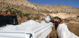 Sivas'ta arazide bulunan gelinlikler belediye ekiplerince toplandı