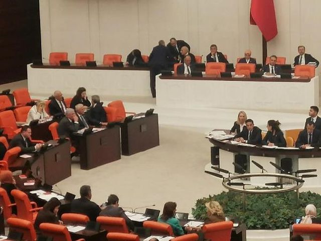 TBMM Genel Kurulu'nda Saadet Grubu'ndan oturma yeri protestosu