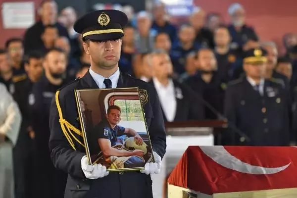 Ankara'da yangına müdahale ederken şehit olan itfaiye erinin, oksijen tüpünün bittiği ortaya çıktı Ankara'da yangına müdahale ederken şehit olan itfaiye erinin, oksijen tüpünün bittiği ortaya çıktı