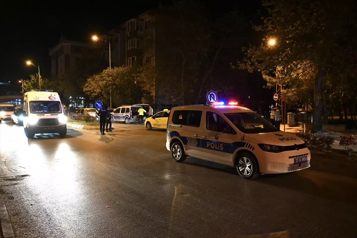 Edirne'de otomobille motosikletin çarpıştığı kazada 2 kişi yaralandı