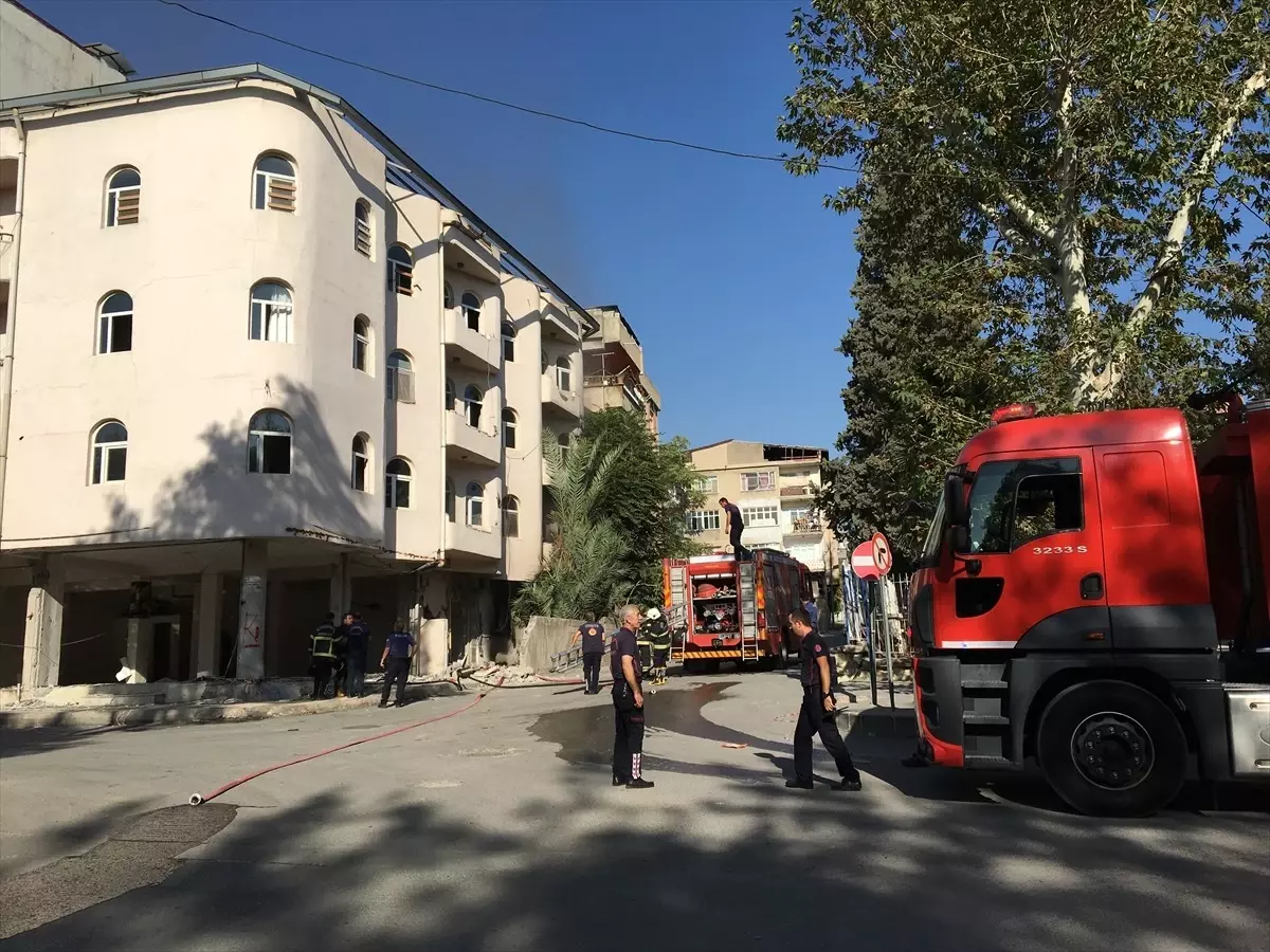 Kahramanmaraş'ta ağır hasarlı binada yangın çıktı