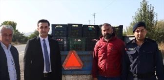 Yahyalı'da Jandarma Ekipleri Traktör Sürücülerine Reflektör Dağıttı