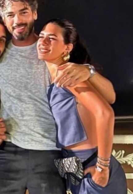 Aşk dolu dizgin devam ediyor! Şükrü Özyıldız ve Sibil Çetinkaya sarmaş dolaş Aşk dolu dizgin devam ediyor! Şükrü Özyıldız ve Sibil Çetinkaya sarmaş dolaş