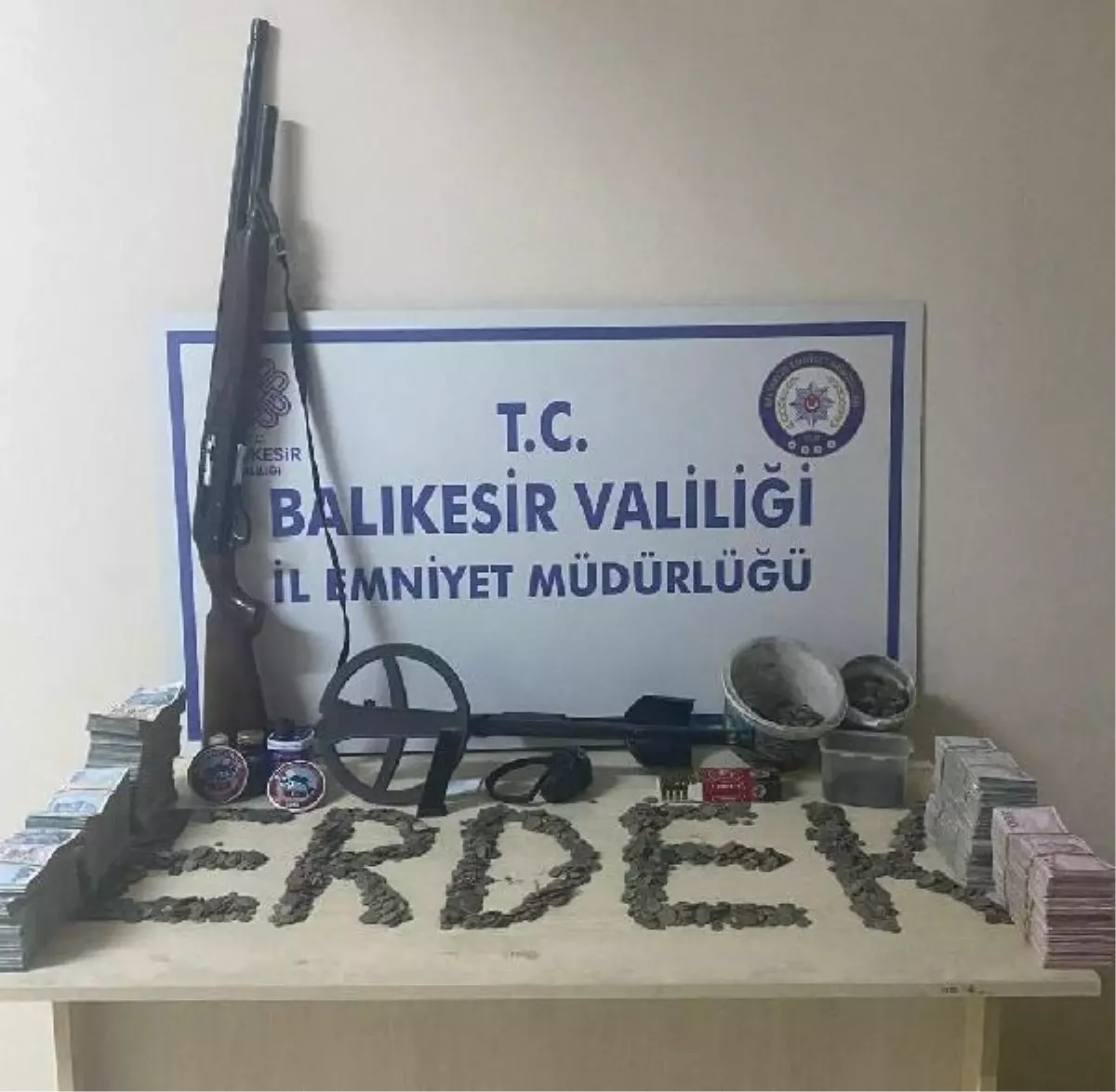 Erdek'te Tarihi Eser Operasyonu: Çok Sayıda Sikke Ele Geçirildi, 3 Şüpheli Gözaltına Alındı