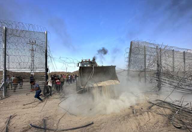 Filistinli gruplar, İsrail tel örgülerini kaldırarak sınırı böyle açtı