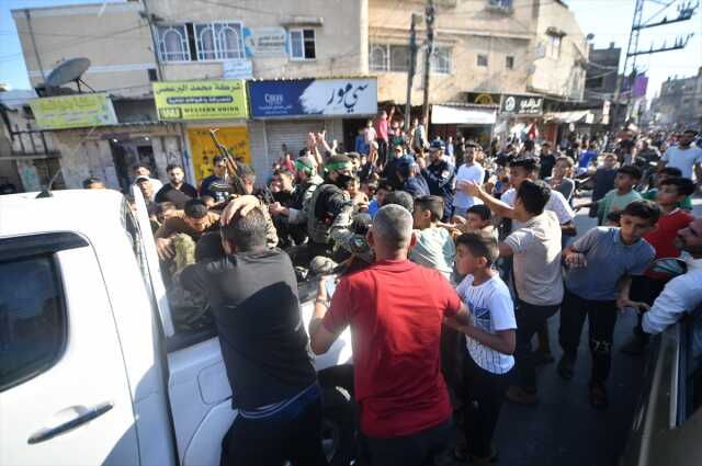 Filistinli gruplar, İsrail tel örgülerini kaldırarak sınırı böyle açtı