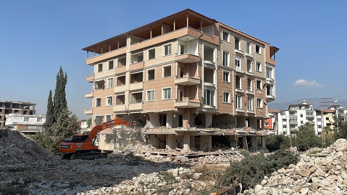 Hatay'da depremden etkilenen binalar kontrollü bir şekilde yıkılıyor