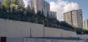 Maltepe'deki sitenin istinat duvarı nedeniyle yaya yolunda tehlike