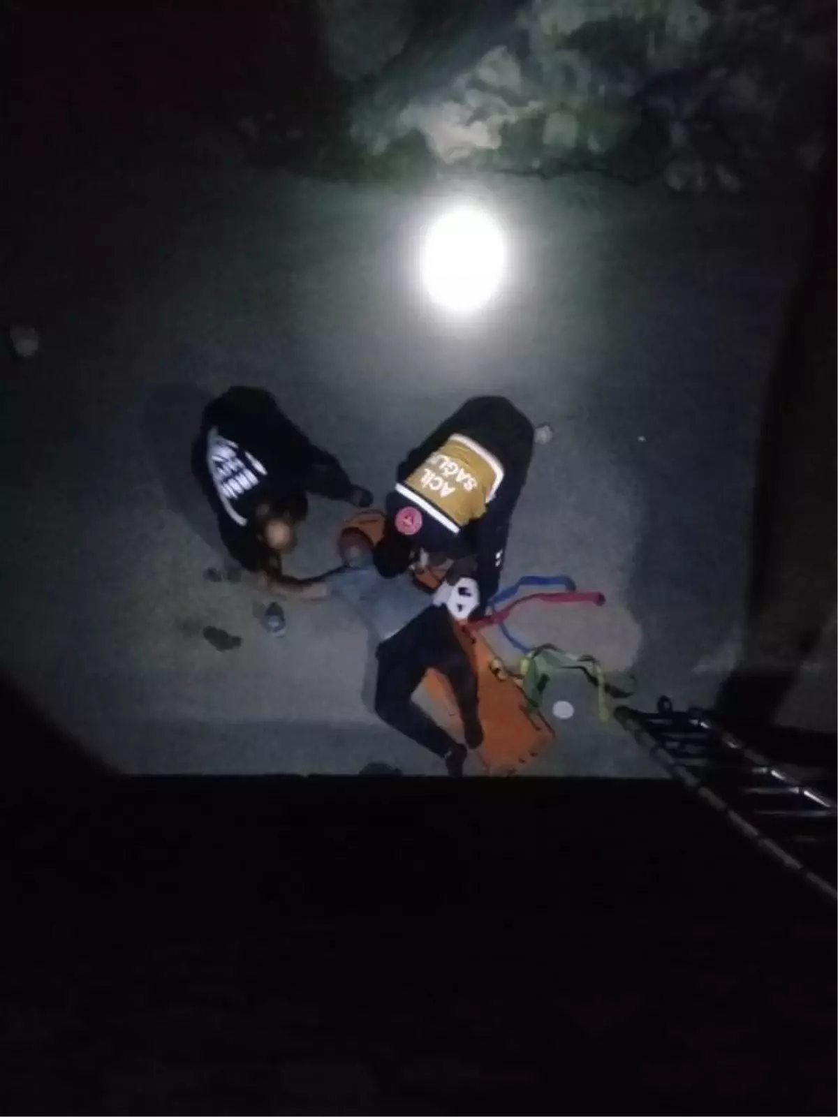 Tarsus'ta Otomobil Arızası Sonucu Menfeze Düşen Sürücü Kurtarıldı