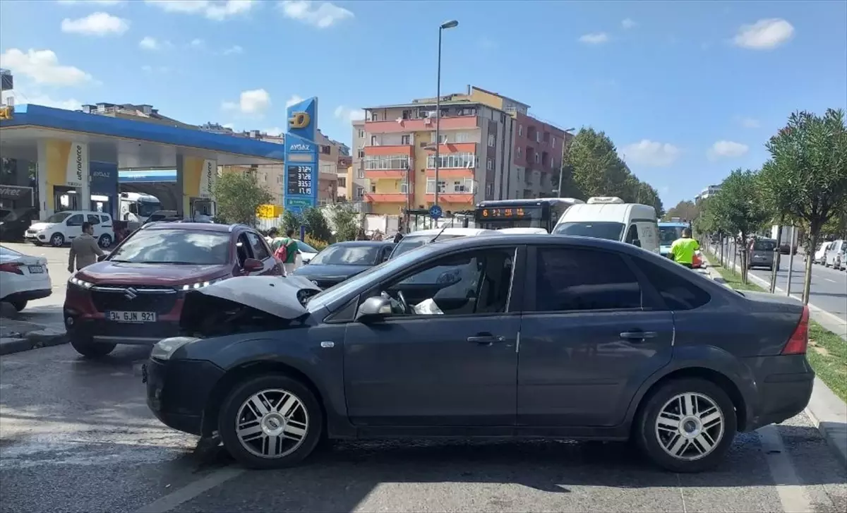 Sancaktepe'de Otomobil Kazası: 2 Yaralı
