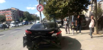 Sancaktepe'de Kırmızı Işıkta Geçen Araç Sürücüsüne Çarpmamak İçin Manevra Yapan Otomobil Sürücüsü, Bir Başka Araça Çarptı
