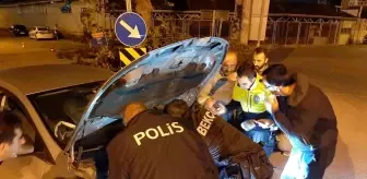 Polis ve bekçiler otomobilde kedi kurtarma operasyonu gerçekleştirdi