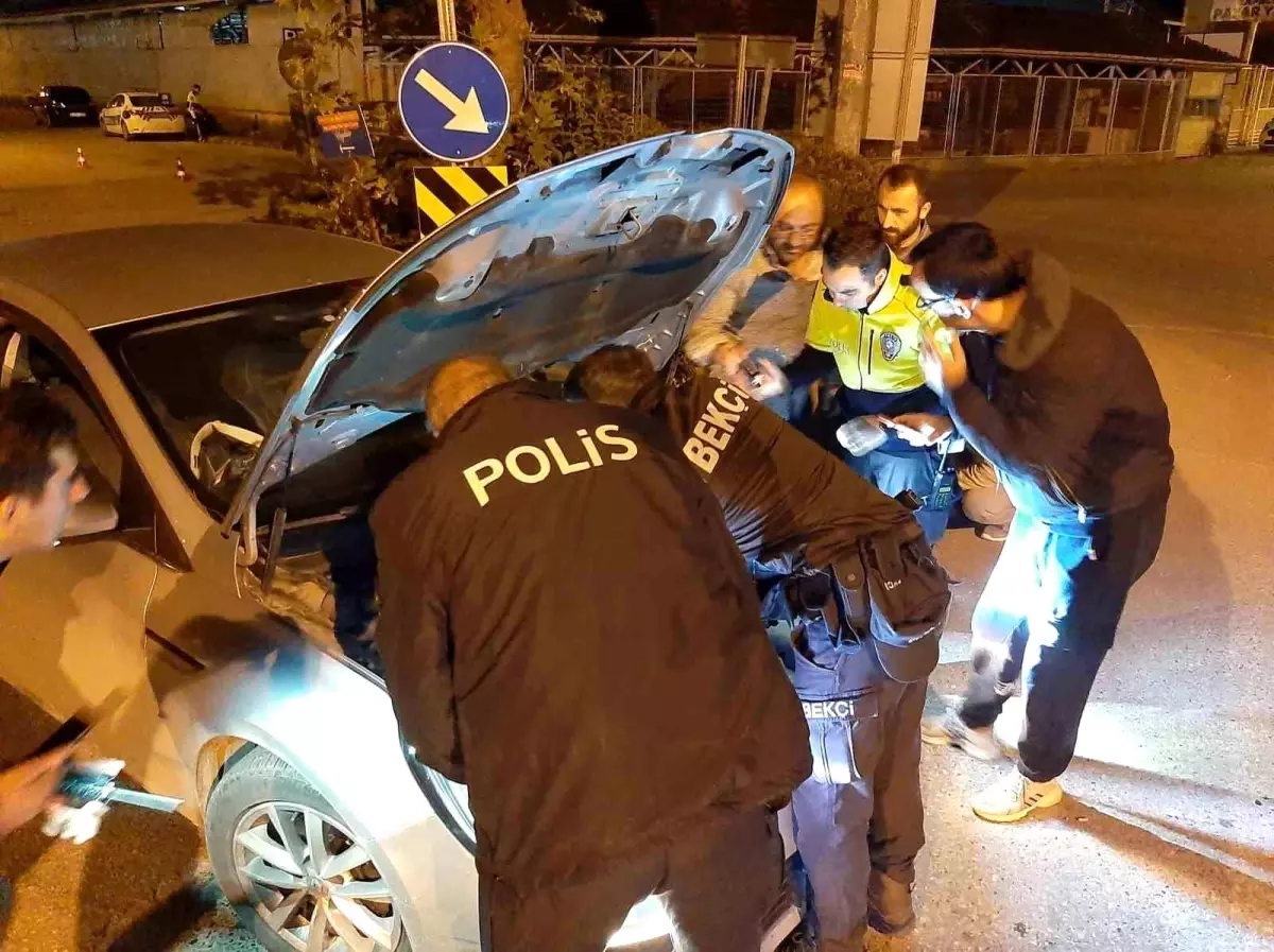 Polis ve bekçiler otomobilde kedi kurtarma operasyonu gerçekleştirdi