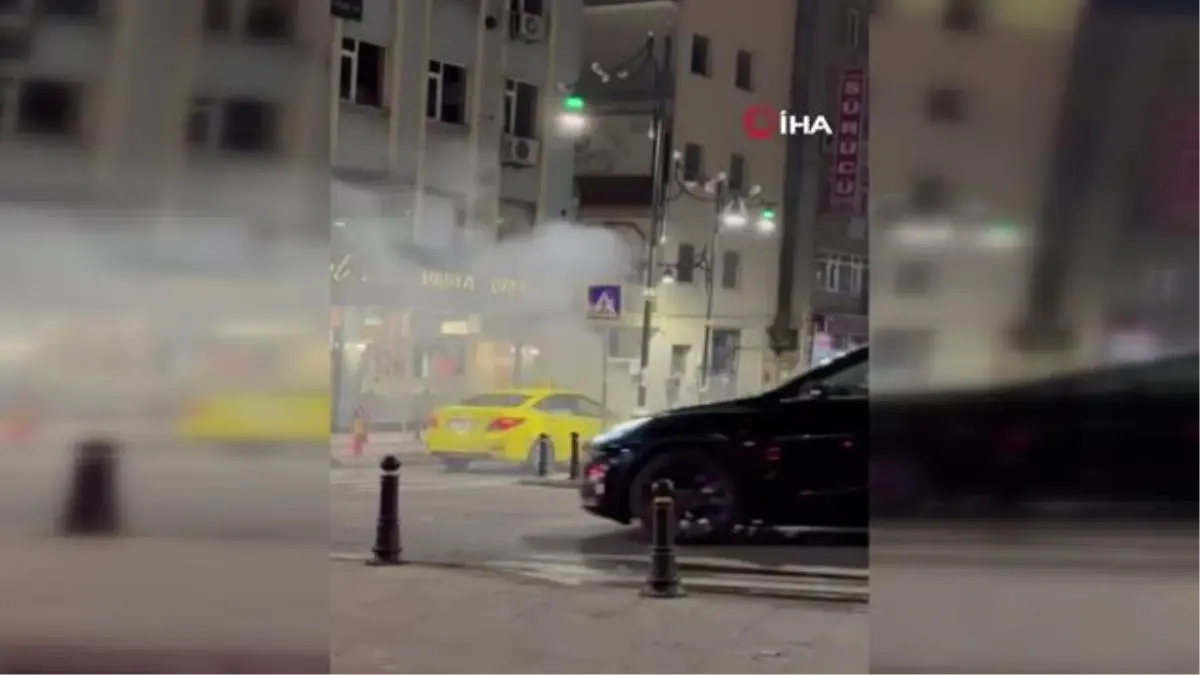 Kağıthane'de taksi alev alev yandı