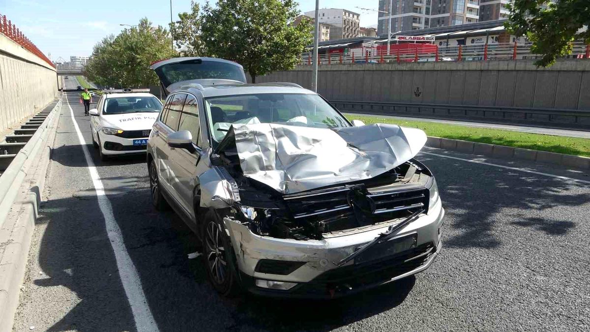 Malatya'da kamyona arkadan çarpan otomobilin sürücüsü yaralandı