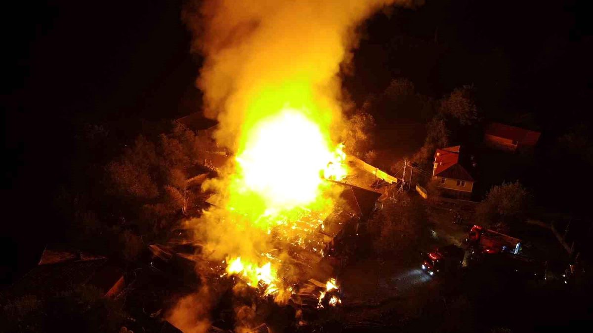 Kastamonu'da çıkan yangında 2 ev ve 3 kuruluk küle döndü