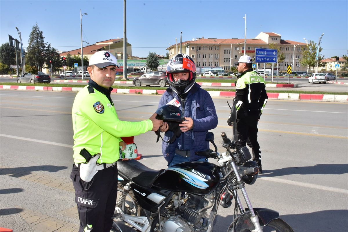 Malatya'da trafik polisleri motosiklet sürücülerine kask hediye etti