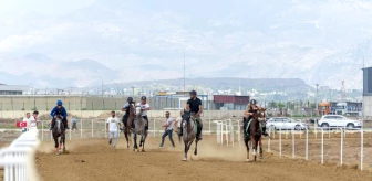 Manavgat'ta Geleneksel Rahvan At Yarışlarında Genç Kız Atan Düştü