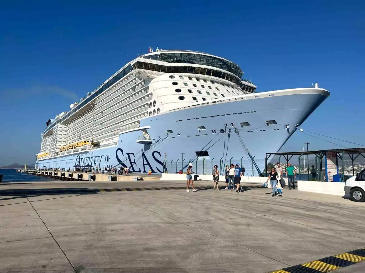 Bodrum'a dev yolcu gemisi geldi