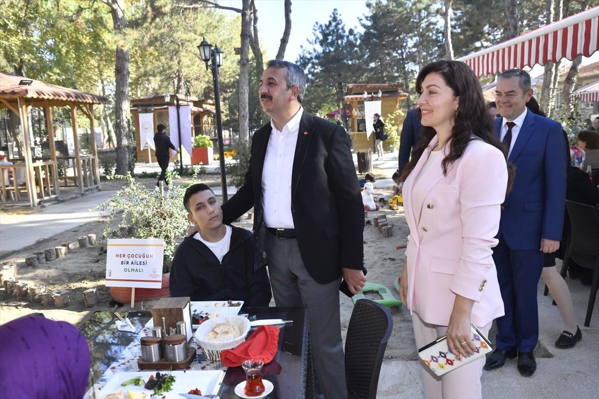 Edirne Valisi Yunus Sezer ve eşi Canan Sezer koruyucu ailelerle buluştu
