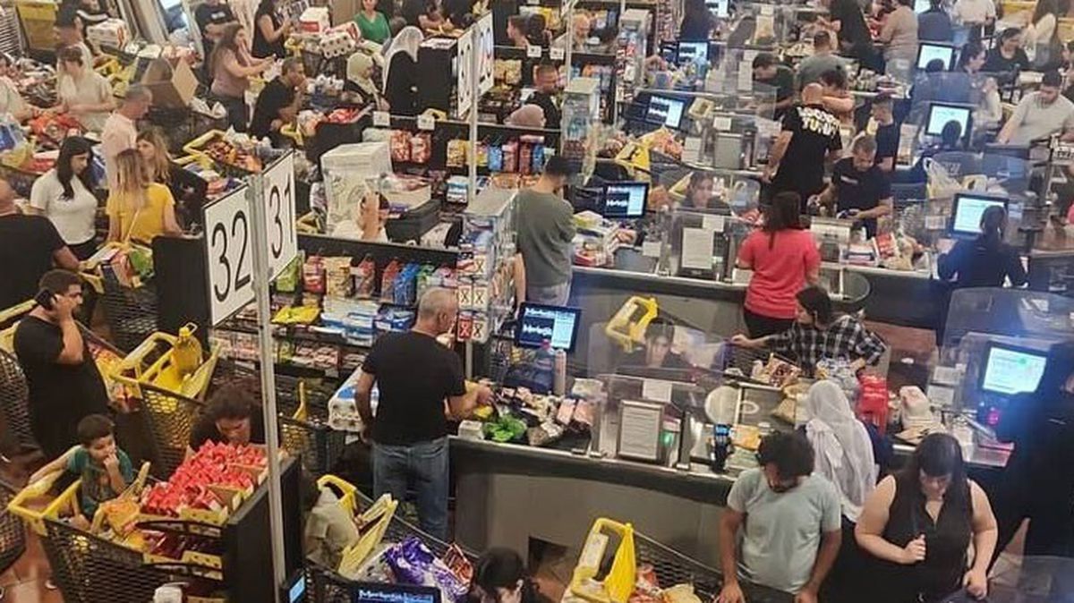 İsrail'de 72 saati idare ettirecek kadar gıda stoğu çağrısı sonrası İsrailliler marketlere akın etti