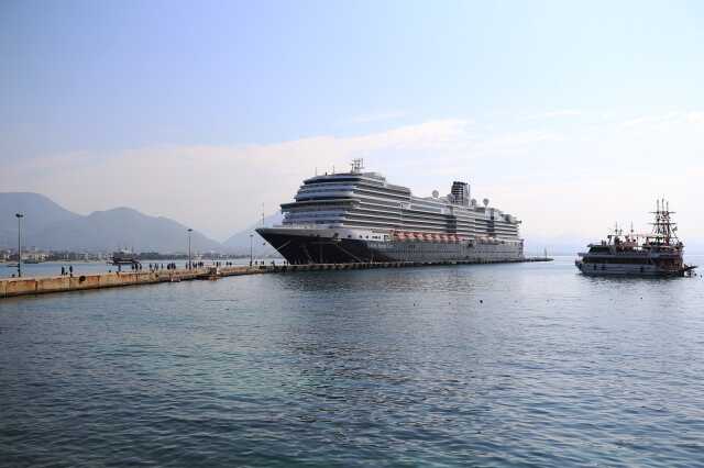 İsrail'deki gerginlik sonrası dev gemi 2.542 yolcusuyla Alanya'ya geldi İsrail'deki gerginlik sonrası dev gemi 2.542 yolcusuyla Alanya'ya geldi