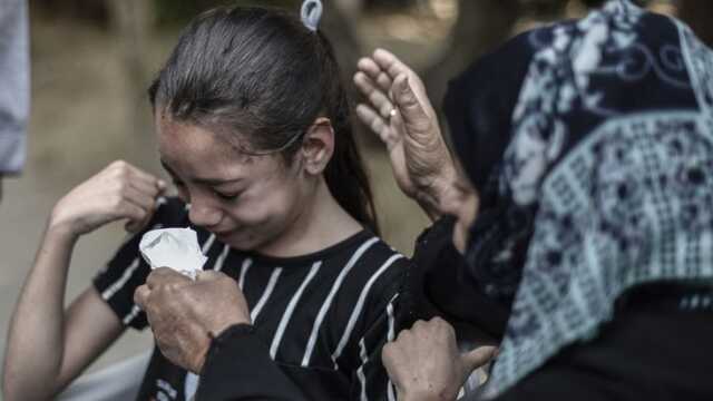 İsrail'in Gazze saldırılarında ailesini kaybeden küçük kızın gözyaşı dinmiyor