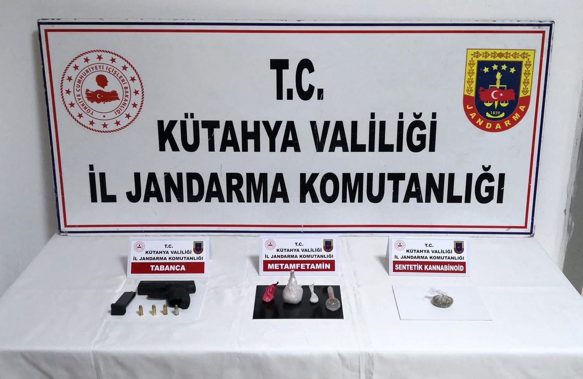 Kütahya'da Uyuşturucu Operasyonu: Şüpheli Araçta Uyuşturucu Madde Ele Geçirildi
