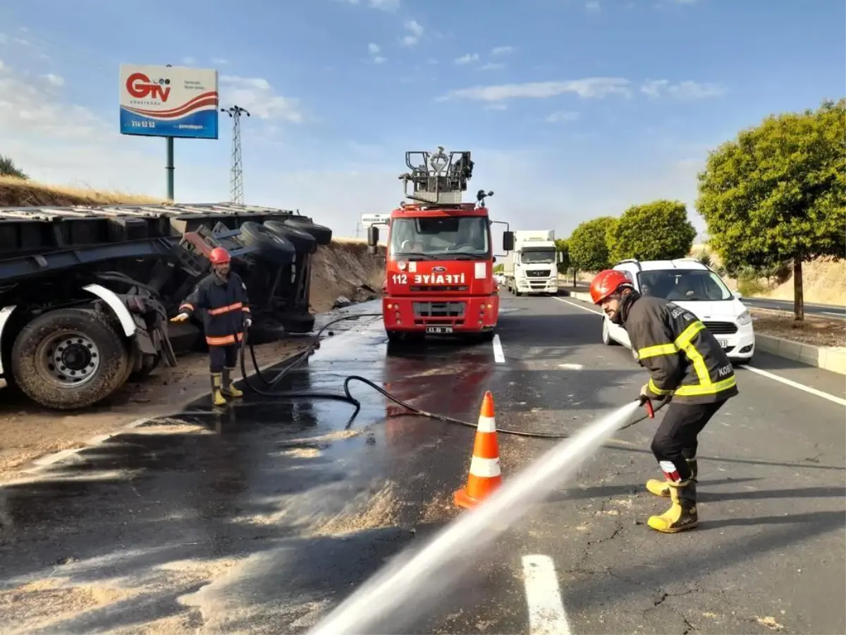 Şanlıurfa'da tır devrildi, sürücü yaralandı