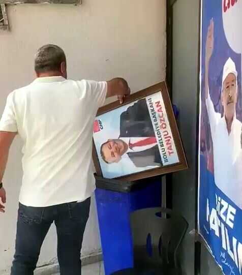 Tanju Özcan'ın parti binasındaki fotoğrafı çöpe atıldı Tanju Özcan'ın parti binasındaki fotoğrafı çöpe atıldı