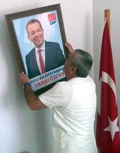 Tanju Özcan'ın parti binasındaki fotoğrafı çöpe atıldı Tanju Özcan'ın parti binasındaki fotoğrafı çöpe atıldı