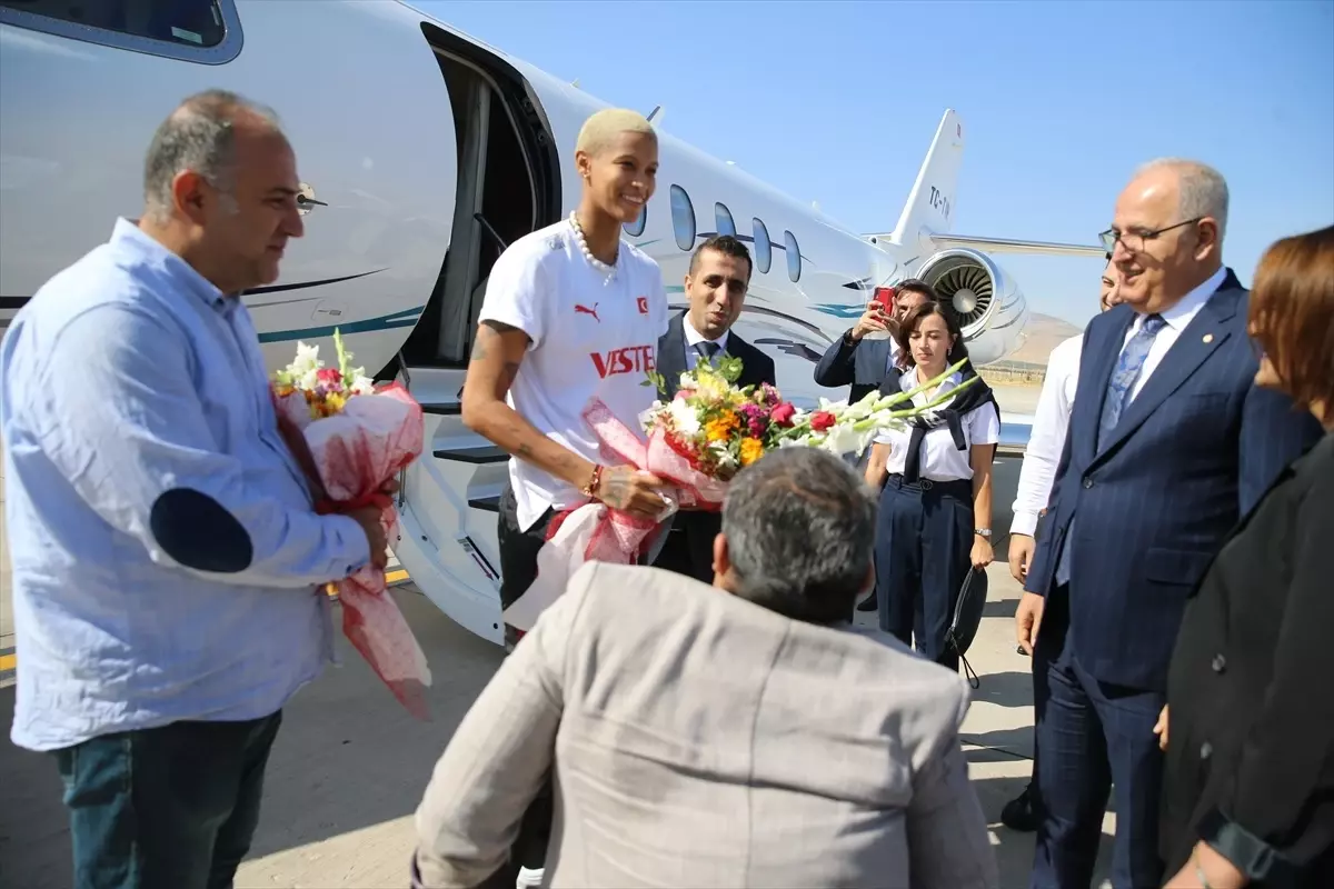 A Milli Kadın Voleybol Takımı oyuncusu Melissa Vargas, Malatya Valiliğini ziyaret etti