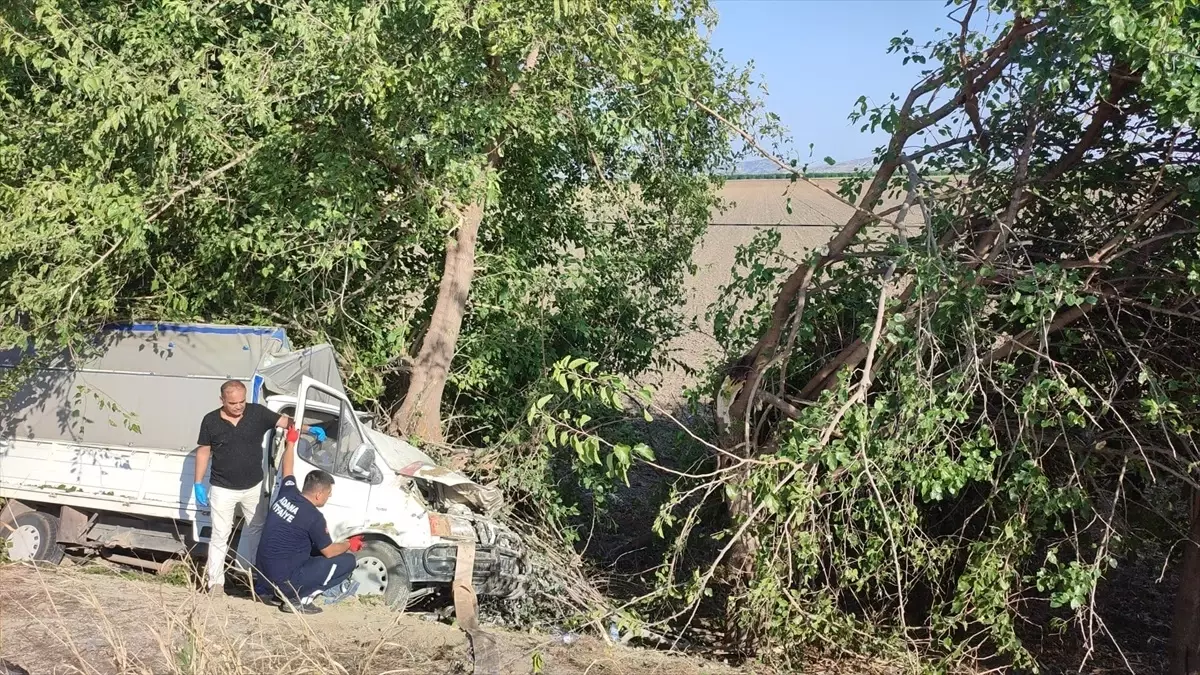 Kozan'da Kamyonet Şarampole Devrildi: 3 Kişi Hayatını Kaybetti
