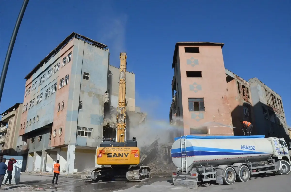 Afşin ilçesinde deprem sonrası ağır hasarlı binaların kontrollü yıkımı sürüyor