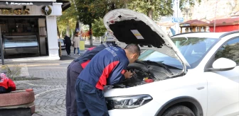 Amasya'da Otomobilin Motor Bölümüne Sıkışan 2 Kedi Yavrusu Kurtarıldı