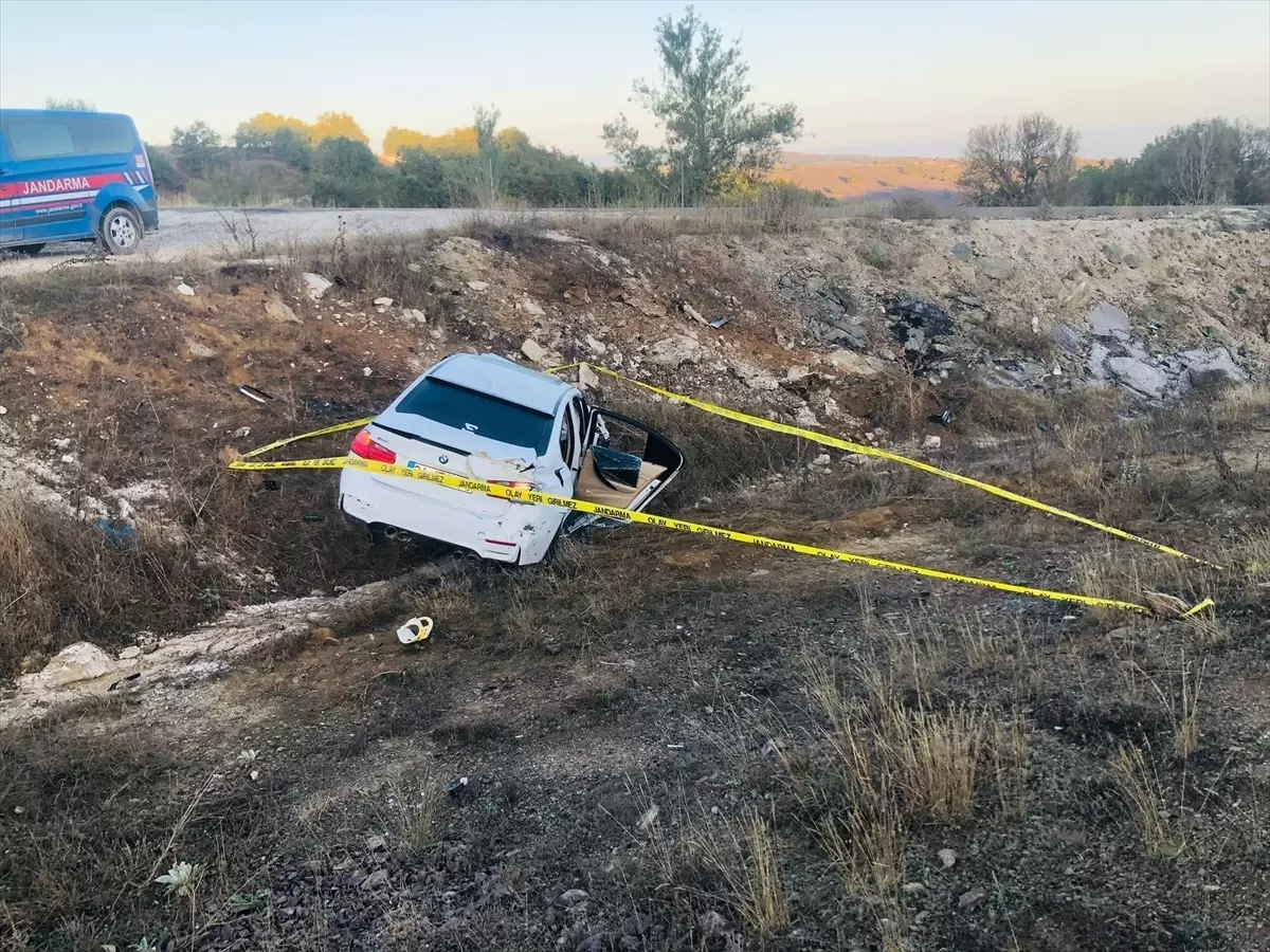 Bilecik'te Otomobil Şarampole Devrildi: 1 Ölü, 1 Yaralı