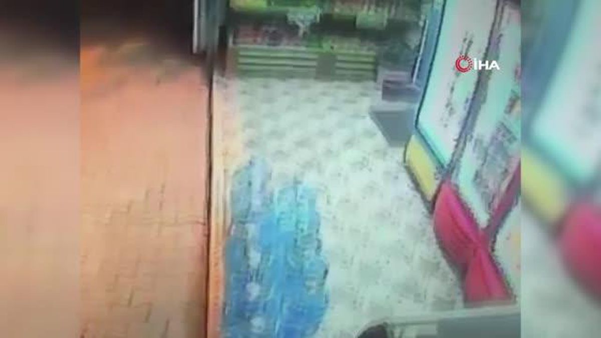 Esenyurt'ta market sahibinin telefonunu böyle çaldı