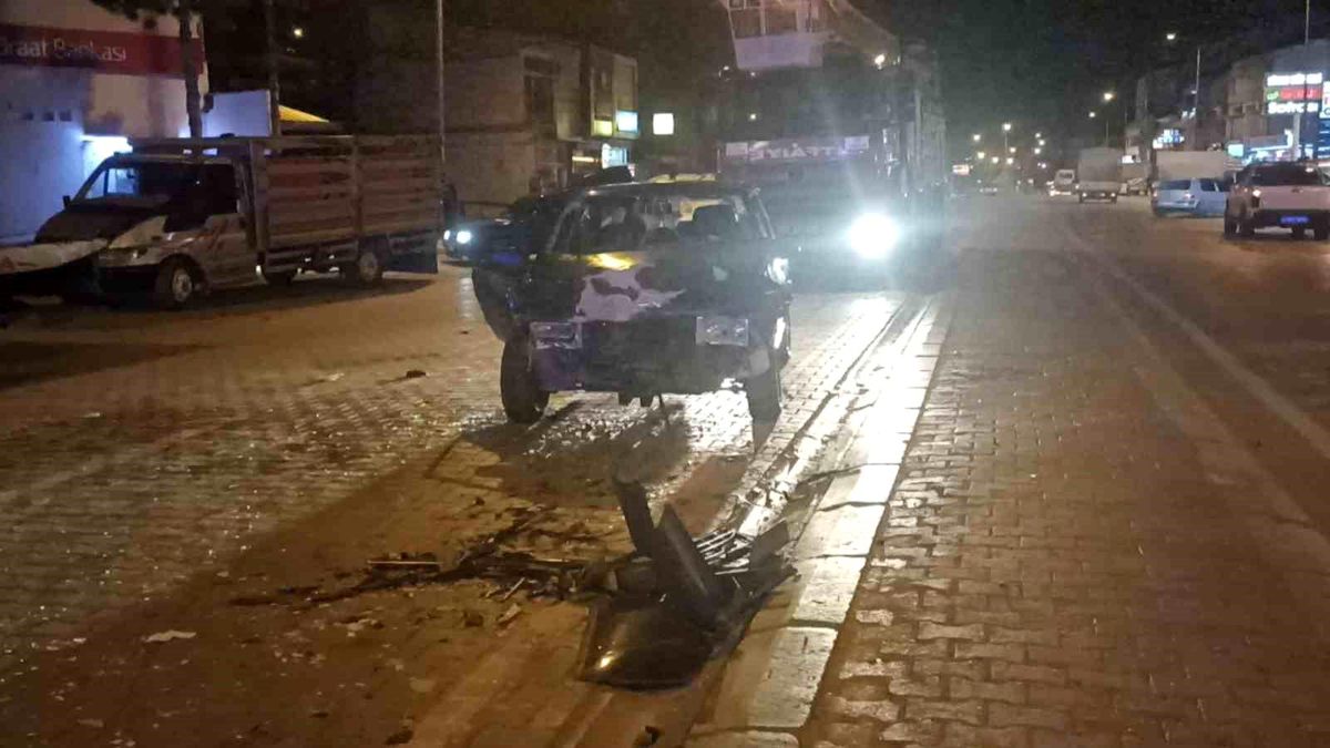 Sivas'ta Hastaneye Yetiştirmeye Çalışan Otomobil Kaza Yaptı: 3 Kişi Ağır Yaralandı