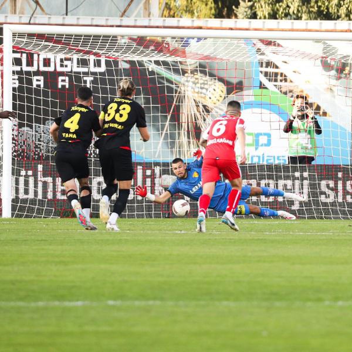Göztepe'nin kalecisi Mateusz Lis penaltılarda başarılı performans sergiliyor