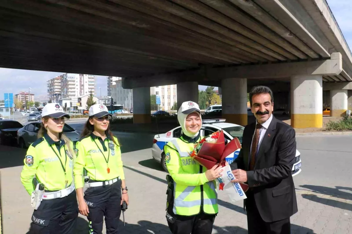 Sivas'ta Kadın Trafik Polislerine Çiçek Takdim Edildi