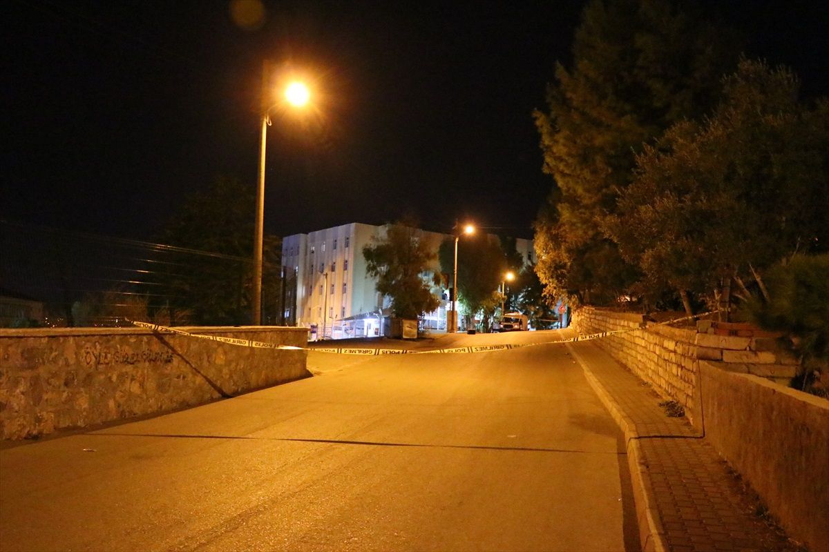 İzmir'de Şüpheli Bavul Fünye İle Patlatıldı