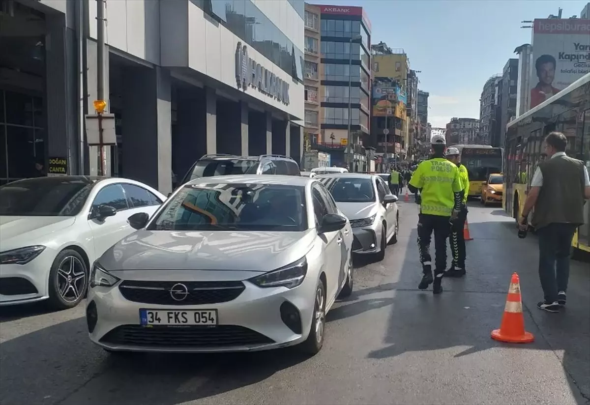 Kadıköy'de Dron Destekli Denetimde Yayalara Geçiş Hakkı Vermeyen Sürücülere Cezai İşlem