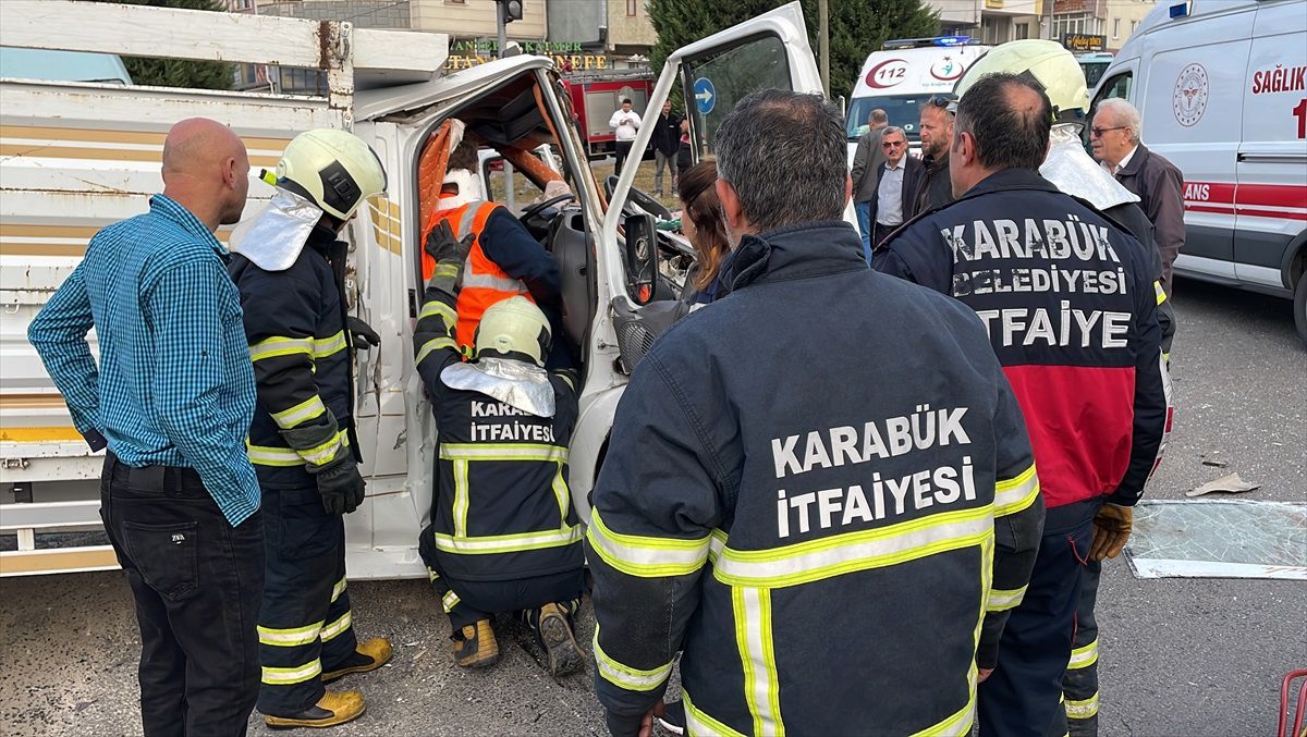Karabük'te minibüs ile kamyonetin çarpışması sonucu 11 kişi yaralandı