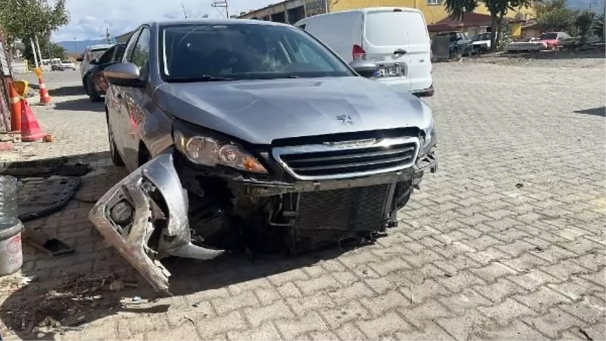 Tosya'da otomobil bariyere çarptı: 5 yaralı