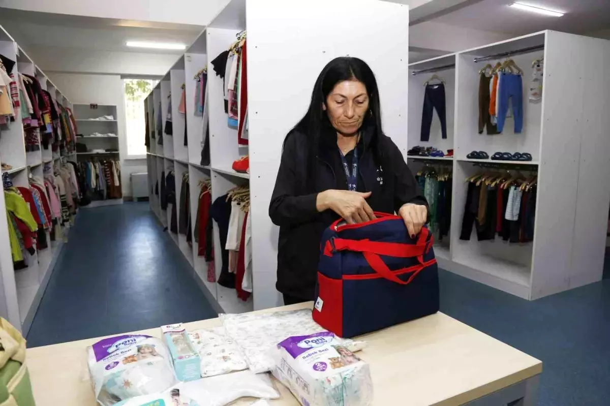 Küçükçekmece'de 2 bin 90 tane yenidoğan bebek seti ailelere hediye edildi
