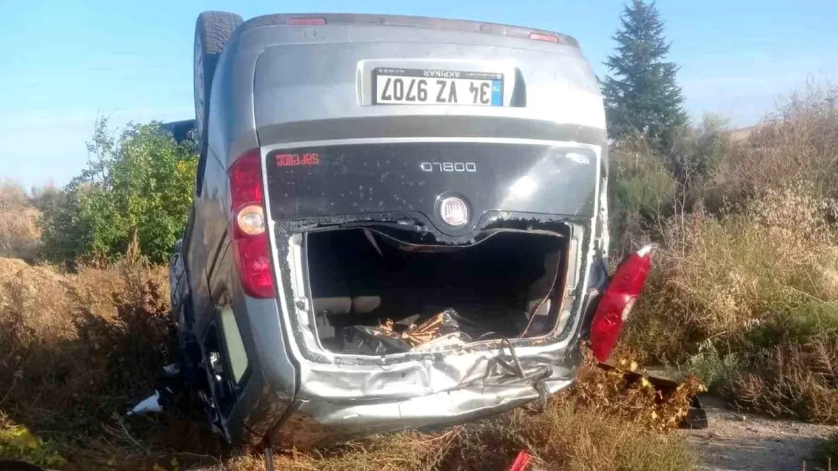 Kırıkkale'de hafif ticari araç şarampole devrildi, 3 kişi yaralandı