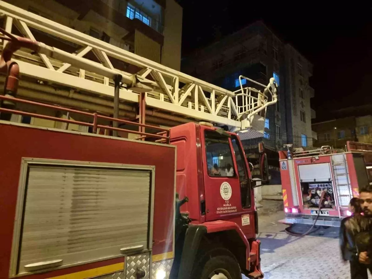 Milas'ta çıkan yangın apartmanın diğer katlarına sıçramadan söndürüldü